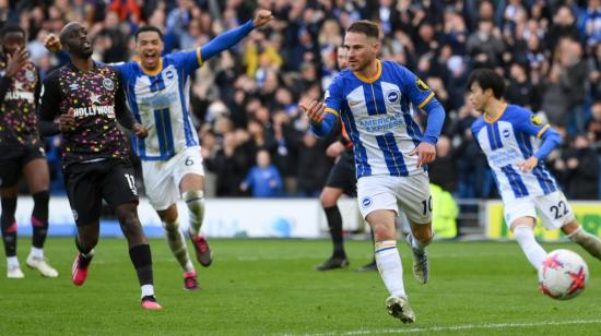 Alexis Mac Allister celebra el tercer gol del Brighton en el empate ante el Brentford, el 1 de abril de 2023. 