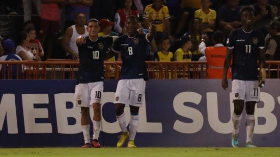 Los jugadores de Ecuador festejan uno de los goles en la victoria ante Colombia, el 1 de abril de 2023. 