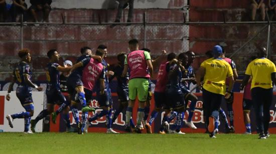 Los jugadores de Delfín celebran la victoria ante Emelec, el 1 de abril de 2023. 