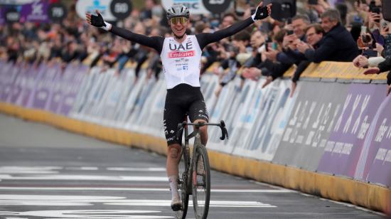 Tadej Pogacar festeja su victoria en el Tour de Flandes, el 2 de abril de 2023. 