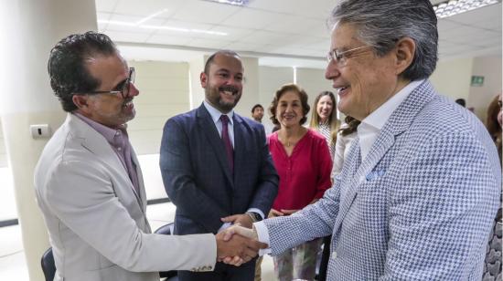 El nuevo Canciller, Gustavo Manrique, junto al presidente Guillermo Lasso, y el nuevo ministro de Ambiente, José Antonio Dávalos, el 2 de abril de 2023. 