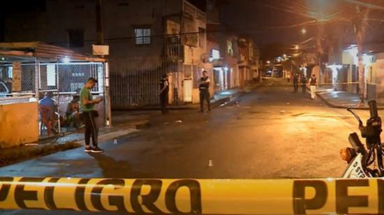 Dos policías en un sector del Suburbio, en Guayaquil, tras un nuevo ataque de sicarios, el 2 de abril de 2023. 