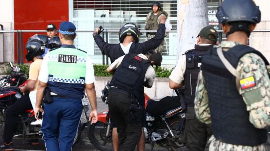 Militares, policías y agentes de tránsito realizan operativos de control afuera del Mall del Sur de Guayaquil, el 3 de abril de 2023.