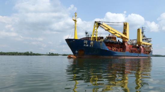 Vista general del buque RUN DE, con la draga para extraer sedimentos en un islote del río Guayas, el 2 de abril de 2023. 