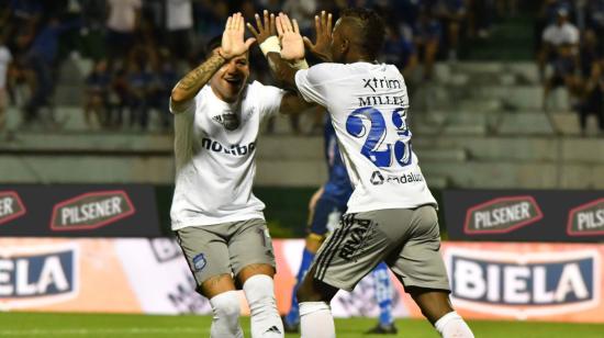 Miller Bolaños y uno de sus compañeros festejan el gol de Emelec ante Delfín por la Fecha 4 de la LigaPro, el sábado 1 de marzo de 2023. 