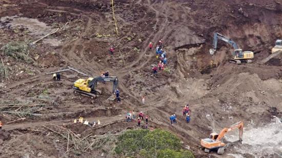 Maquinaria pesada trabaja en la zona del deslizamiento de Alausí, el lunes 3 de abril de 2023.