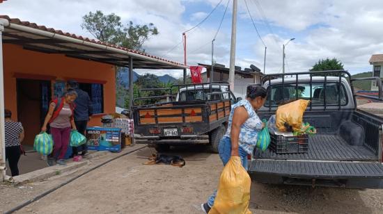 Rosa Carchi, habitante de La Cría, se lleva los productos de su tienda a Santa Isabel, el domingo 2 de abril de 2023. 