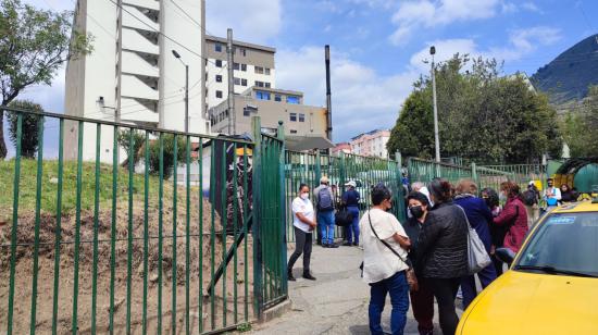 Familiares de pacientes del Hospital Enrique Garcés, en enero de 2023.