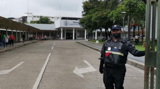 Un guardia de seguridad en uno de los accesos del Hospital Teodoro Maldonado del IESS, al sur de Guayaquil. 