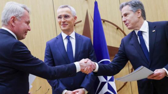 El Ministro de Relaciones Exteriores de Finlandia, Pekka Haavisto (izq.), saluda al Secretario de Estado de los Estados Unidos, Antony Blinken, en presencia del Secretario General de la OTAN, Jens Stoltenberg, durante la reunión de ministros de Relaciones Exteriores de la OTAN en la sede de la Alianza en Bruselas, Bélgica, el 4 de abril de 2023.