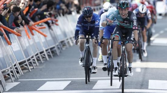 El neerlandés Ide Schelling festeja su victoria en la Etapa 2 de Itzulia, en la que Richard Carapaz llegó con el mismo tiempo, el 4 de abril de 2023. 