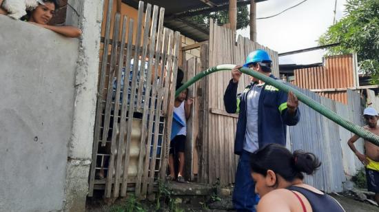 Interagua abastece agua potable por tanquero tras cortes del servicio en zonas del noroeste de Guayaquil. 