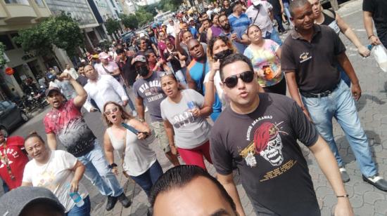 Miembros de la Asociación de Bares y Discotecas de Guayas realizaron una marcha hacia la Gobernación en Guayaquil para pedir cambios en el toque de queda, el 4 de abril de 2023.