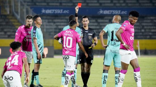 El árbitro Robert Cabrera le exhibe una tarjeta roja a un jugador del Cumbayá, en el estadio Atahualpa, el 6 de marzo de 2023.