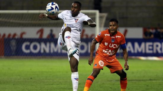 Renato Ibarra, de Liga, controla una pelota en el partido ante Cesar Vallejo por la Copa Sudamericana, el 4 de abril de 2023.