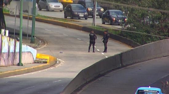 Dos policías en la avenida donde ocurrió el crimen de un ciudadano chileno en Guayaquil, el 4 de abril de 2023. 