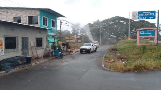 Un vehículo de fumigación contra el dengue, del Municipio de Samborondón, Guayas, el 4 de abril de 2023. 