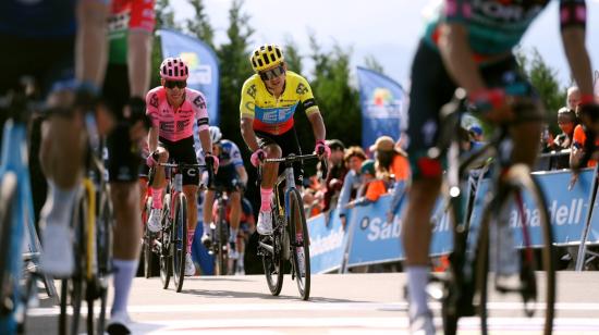 Richard Carapaz llega a la meta en la Etapa 3 de la Itzulia, el 5 de abril de 2023. 