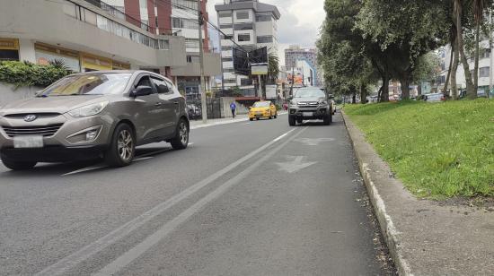 Autos circulan por la avenida República, el 5 de abril de 2023.