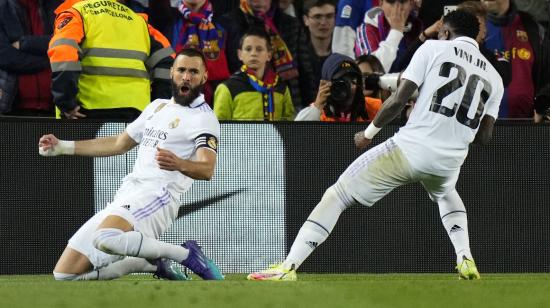 Los delanteros del Real Madrid, Karim Benzema y Vinicius Junior, celebran un gol en el Camp Nou, el 5 de abril de 2023.