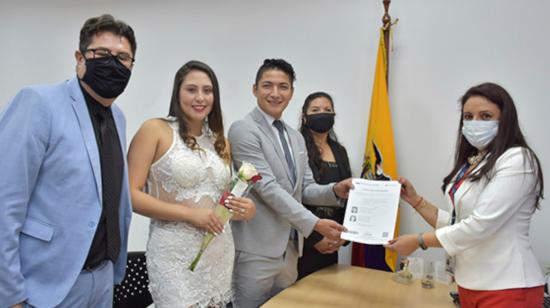 Fotografía referencial de un matrimonio en el Registro Civil.