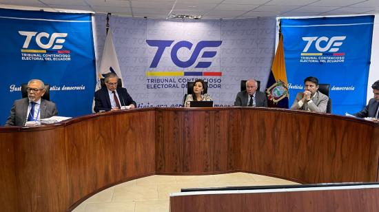 La jeuza Ivonne Coloma (centro), del TCE, dirigió la audiencia de estrados sobre los resultados electorales en Calacalí, este 5 de abril de 2022.