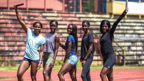 Ángela Tenorio, Nicole Caicedo, Aimara Nazareno, Nicole Chalá y Anahí Suárez, durante un entrenamiento en los Chasquis, en Quito.