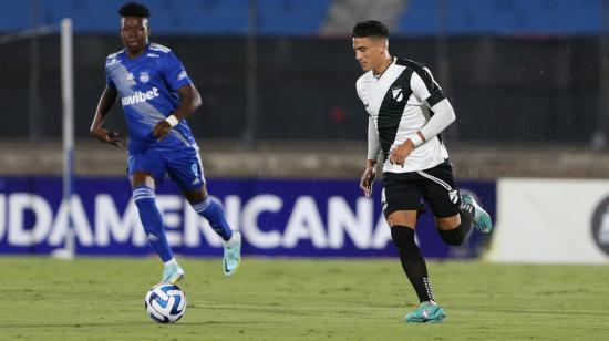 Juan Millán (d) de Danubio, en acción ante Emelec, el 5 de abril, durante un partido de la Copa Sudamericana en el Centenario en Montevideo.