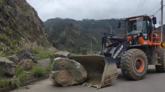 Maquinaria del Ministerio de Trasporte retira piedras en la  vía El Descanso-Gualaceo, sector del puente de La Josefina, este 5 de abril de 2023.