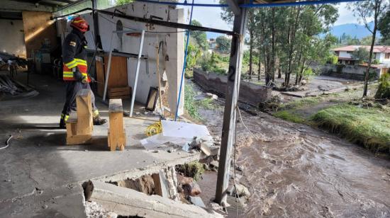 Bomberos realizan una evaluación de la zona afectada por el desbordamiento del río Pita. Quito, 6 de marzo de 2023