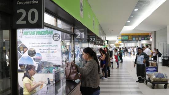 Una pasajera comprando un boleto en la Terminal Terrestre de Guayaquil, el 6 de abril de 2023. 