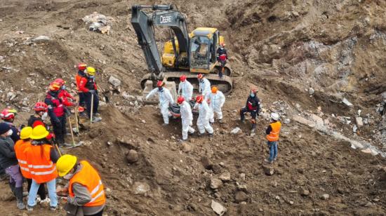 Bomberos rescatan cuerpos sin vida en Alausí, el 18 de abril de 2023.