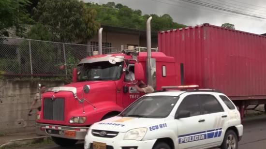 A finales de marzo de 2023, un camión que transportaba atún fue asaltado en la vía Tosagua-Chone. Seis personas fueron detenidas.