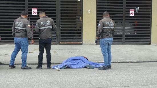 Dinased y Medicina Legal levantan un cuerpo en el Suburbio de Guayaquil, tras un enfrentamiento armado. 