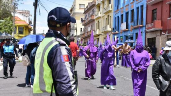 Un agente de tránsito durante una procesión por Semana Santa, en 2022.