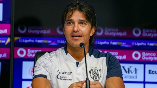 Marcelo Moreno Martins, nuevo jugador de Independiente del Valle, habla durante una rueda de prensa el jueves 6 de abril.