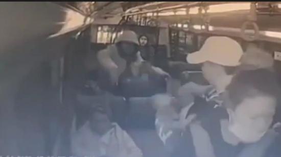 Captura del video que muestra el asalto en un bus de Quito, el 6 de abril de 2023.