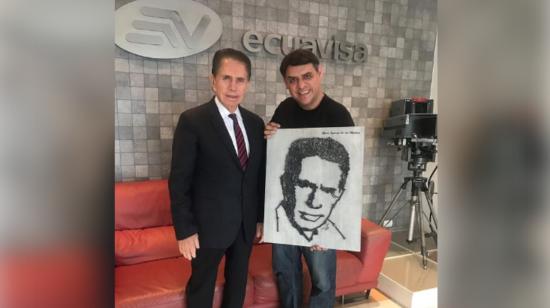 Imagen referencial de Don Alfonso recibiendo un retrato de un artista.