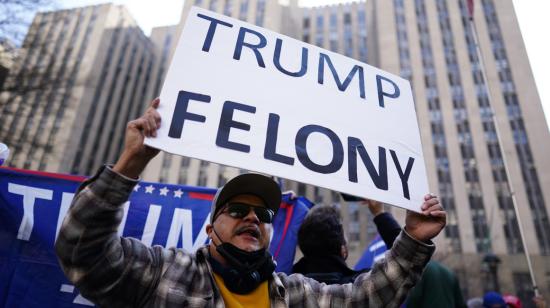 Un manifestante sostiene una pancarta en la que se puede leer "Trump delito" frente a los juzgados de Nueva York, el 4 de abril de 2023.