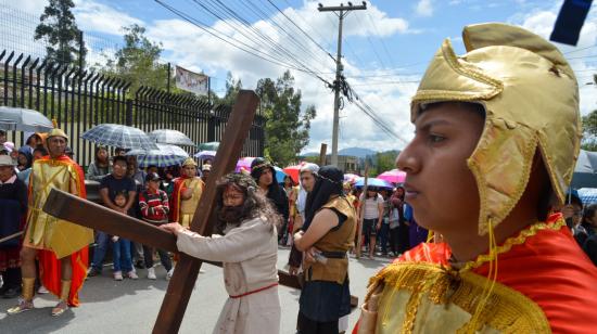 Fieles católicos en la procesión de Cuenca, el 7 de abril de 2023.