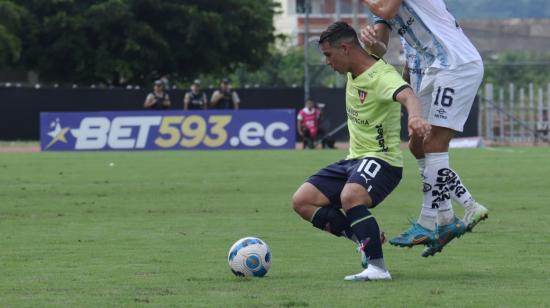 Alexander Alvarado defiende un balón en el partido de Liga ante Guayaquil City, el 9 de abril de 2023.