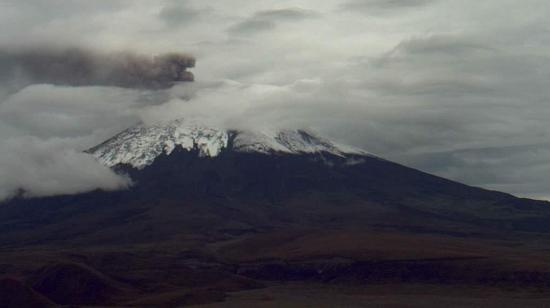 A pesar de la nubosidad, las cámaras del Instituto Geofísico detectaron la emisión de ceniza del volcán Cotopaxi.