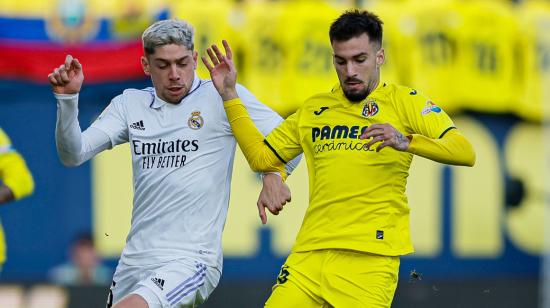 El uruguayo Federico Valverde y el español Álex Baena, durante un partido entre el Real Madrid y el Villarreal.