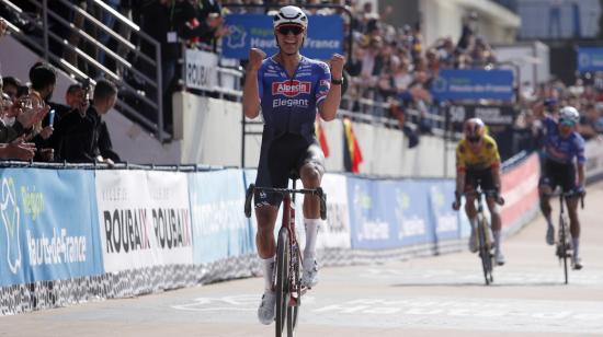 Mathieu van der Poel, en la meta de la París - Roubaix, el 9 de abril de 2023.