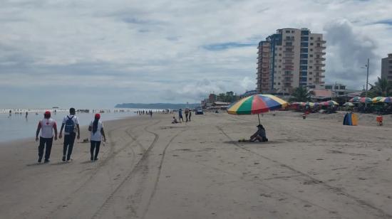 Voluntarios de la Cruz Roja vigilan la playa de Atacames. La ocupación hotelera de Esmeraldas apenas llegó al 20% en Semana Santa. 