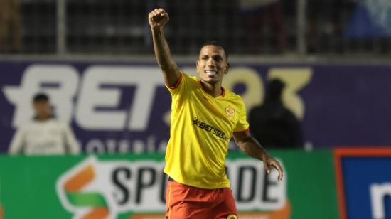 Rómulo Otero celebra su gol en el partido de Aucas ante Emelec, en el estadio Gonzalo Pozo Ripalda el 9 de abril de 2023.