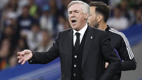 El técnico italiano Carlo Ancelotti da instrucciones a sus jugadores en el partido entre el Real Madrid y Villarreal, el 8 de abril de 2023. 