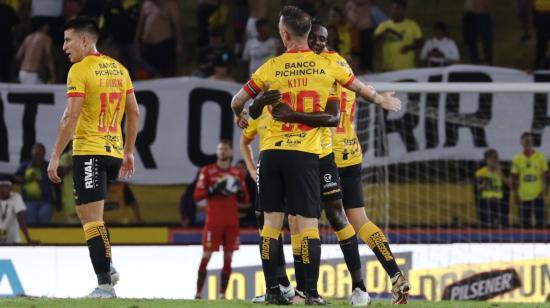 Los jugadores de Barcelona, Damián Díaz y Janner Corozo, festejan un gol ante Cumbayá FC por la  Fecha 5 de la LigaPro, el 10 de abril de 2023.