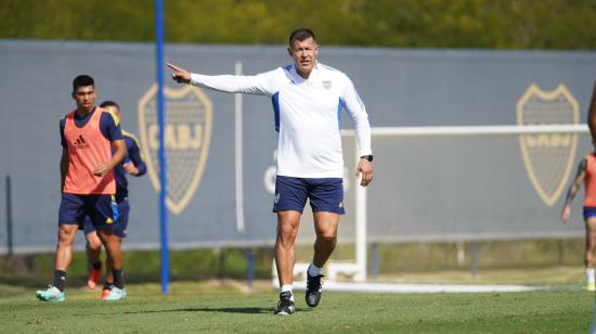 Jorge Almirón dirige su primer entrenamiento con Boca Juniors, el lunes 10 de abril de 2023.