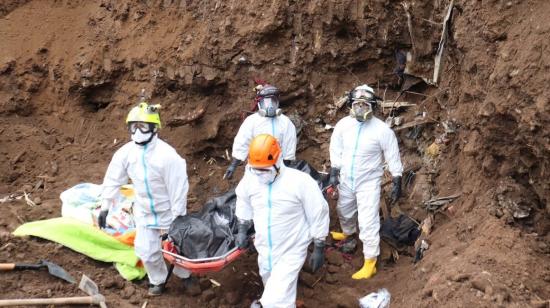 Rescatistas trasladan un cuerpo encontrado el 5 de mayo en Alausí.